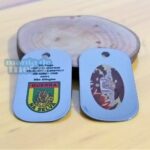 Dog tags coloridas com emblema "Guerra na Selva".