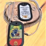 Dog tags coloridos com mensagem inspiradora e dados pessoais. Dog tag Fina Color.