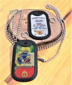 Dog tags coloridos com mensagem inspiradora e dados pessoais. Dog tag Fina Color.