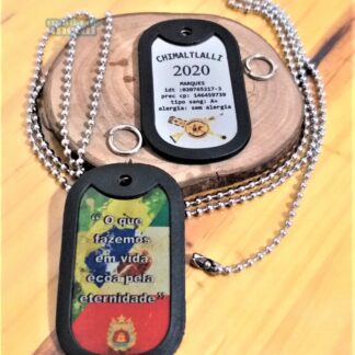 Dog tags coloridos com mensagem inspiradora e dados pessoais. Dog tag Fina Color.