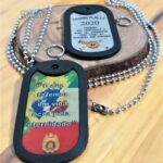 Dog tags coloridos com mensagens inspiradoras em português. Identificação militar personalizada.