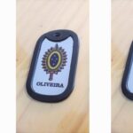 Dog tag Color com brasão e nome Oliveira. Chaveiro personalizado.