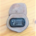 Dog Tag Fina preta com foto de cachorro em base de madeira rústica. "Toto do Braqua".