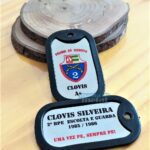 Dog tag Color da Polícia do Exército com nome e informações militares.