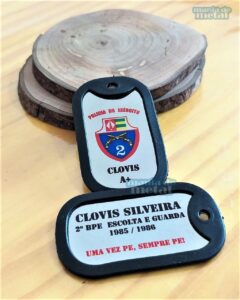 Dog tag Color da Polícia do Exército com nome e informações militares.