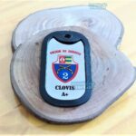 Dog tag colorida da Polícia do Exército com brasão e inscrição "CLOVIS A+".