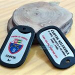 Dog tags coloridas do Exército Brasileiro com brasão e dados pessoais. Dog tag Fina Color.