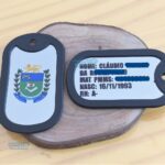 Dog tags coloridas da Polícia Militar do Mato Grosso do Sul, com dados pessoais e brasão.
