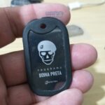 Dog Tag Fina preta com caveira e boina. "Programa Boina Preta" da Besten.