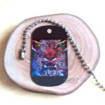 Dog tag colorida com rosto de tigre sobre madeira. Dog tag Fina Color.