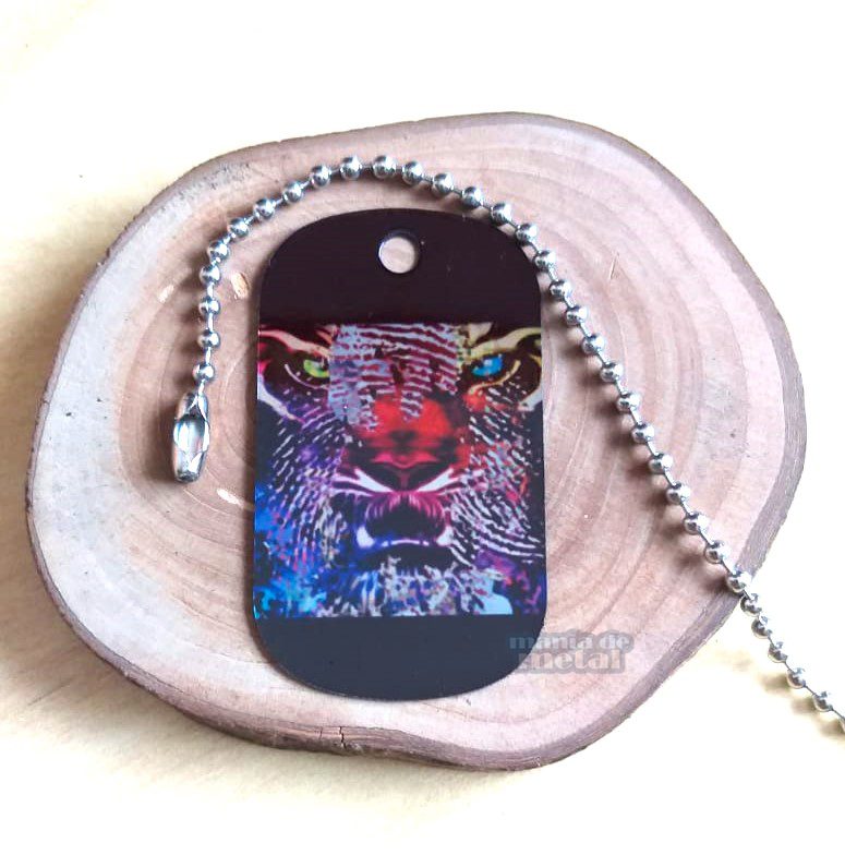 Dog tag colorida com rosto de tigre sobre madeira. Dog tag Fina Color.