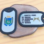 Dog tags coloridas da Polícia Militar de Mato Grosso do Sul com nomes e patentes gravados.