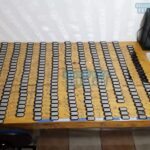 Vários Dog Tags Fina Mono dispostos em mesa de madeira, prontos para personalização.