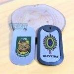 Dog tags coloridos: 1º PEL Predador e Oliveira. Etiquetas militares personalizadas em metal.