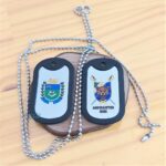 Dois dog tags coloridos com brasões e corrente de bolinhas. Dog tag Fina Color.