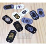 Coleção de dog tags coloridas "Dog Tag Fina Color" com nomes e símbolos militares.