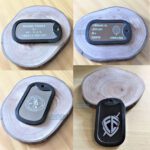 Dog Tags Fina Mono personalizadas com nomes, datas e símbolos militares em bases de madeira.