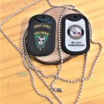 Dois dog tags coloridos "BGP 1981 Pelopes" e "Companhia Cerimonial 1981".