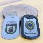 Dog tags coloridas personalizadas: 3º Pelotão Chacal e David Silva. Identificação militar.