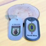Dog tags coloridas com o brasão do Brasil e o nome "David Silva".