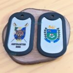 Dog tags coloridos com brasões militares. Aspirantes 2021.