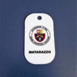 Dog tag color branco com brasão da 2° BPE e nome "Matarazzo".
