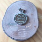 Placa Pingente Redondo em Aço Inox 316L com gravação personalizada, ideal para presentear.