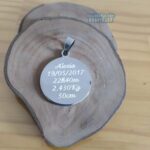 Placa Pingente Redondo em Aço Inox 316L com gravação do nascimento de Alexia.