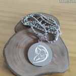 Placa Pingente Redondo em Aço Inox 316L com gravação de mãe e filho. Joia delicada e durável.