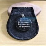 Placa Pingente Redondo em Aço Inox 316L com gravação: "Que a música seja sempre mais forte que os problemas".