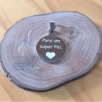 Placa Pingente Redondo em Aço Inox 316L com gravação "Para um super Pai.