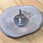 Placa Pingente Redondo em Aço Inox 316L: pingente com gravação de pegada, nome (Lorena Zahir) e data (30/03/19).