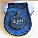 Placa Pingente Redondo em Aço Inox com gravação "pet HELP.club". Ideal para identificação de pets.