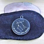 Placa Pingente Redondo em Aço Inox 316L Grosso com gravação do signo de Gêmeos. Elegante e durável.