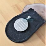 Placa Pingente Redondo em Aço Inox com gravação: "Que a música seja sempre mais forte que os problemas".