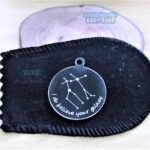 Placa Pingente Redondo em Aço Inox 316L com gravação do signo de Gêmeos e a frase "I do believe your galaxy".