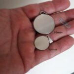 Placa Pingente Redondo em Aço Inox 316L: pingentes redondos de 30mm e 20mm para gravação.