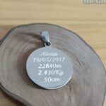 Placa Pingente Redondo em Aço Inox 316L com gravação de dados do bebê: data, hora, peso e altura.