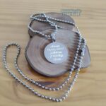 Placa Pingente Redondo em Aço Inox 316L com gravação personalizada. Colar com pingente redondo em aço inoxidável.