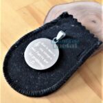 Placa Pingente Redondo em Aço Inox 316L com gravação. Joia elegante e durável.