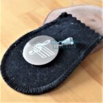 Placa Pingente Redondo em Aço Inox 316L com gravação de clave de sol, ideal para amantes da música.