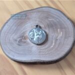 Pingente de aço inox 316L com fotogravação, ideal para presente ou dog tag. Fotogravação detalhada de um grupo.