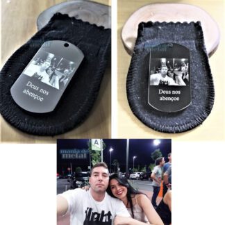 Fotogravação Aço Inox 316L: Pingente Dog Tag personalizado com foto de casal e a frase "Deus nos abençoe".