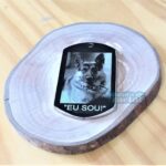 Fotogravação Aço Inox 316L: Dog tag com foto de Pastor Alemão e a frase "EU SOU!", presente personalizado.