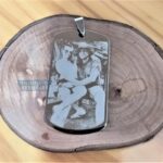 Fotogravação Aço Inox 316L: Dog tag personalizada com foto de casal. Ideal como presente.