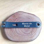 Mini Pé de Cabra EDC Aço Inox "Mania de Metal" em base de madeira. Ferramenta multifuncional tática militar.