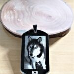 Pingente dog tag com fotogravação de husky e nome "Ice". Fotogravação Aço Inox 316L, presente personalizado.