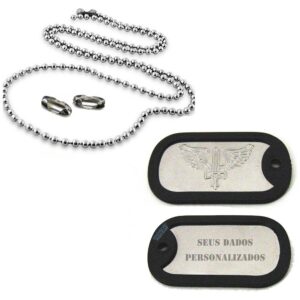 Dog tag alto relevo com brasão, corrente inox. Texto: Seus dados personalizados.