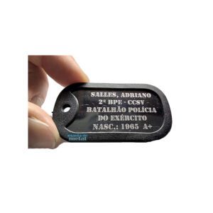 Dog tag militar preta em aço inox com gravação: "SALLES, ADRIANO, 2º BPE - CCSV, BATALHÃO POLÍCIA DO EXÉRCITO, NASC.: 1965 A+