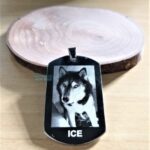 Pingente Dog Tag em aço inox 316L com fotogravação de husky "ICE". Presente personalizado com fotogravação.